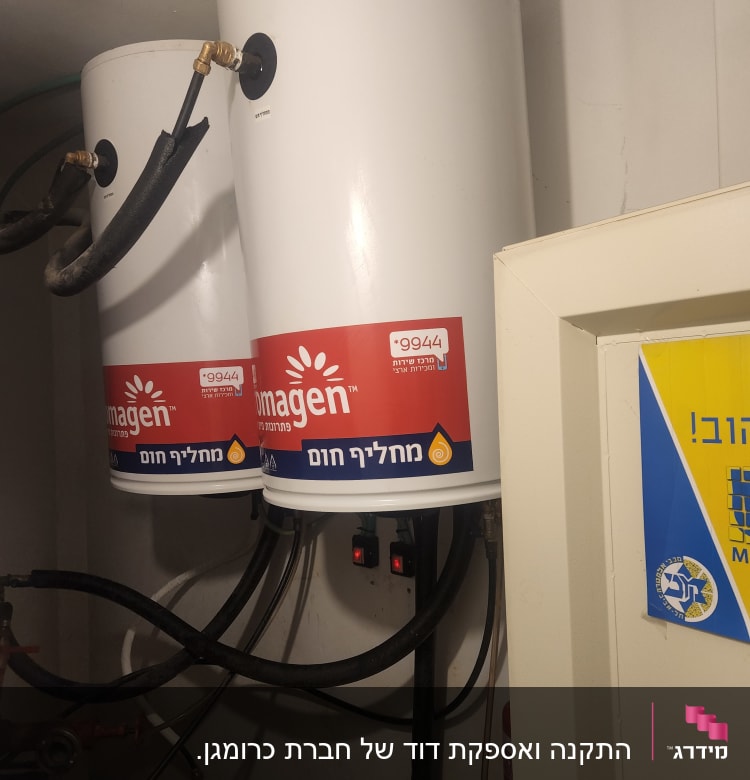 שני דודי שמש מותקנים עם צינורות וחיבורים